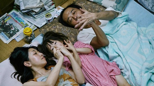 „Shoplifters”, premiat cu Palme d'Or anul acesta, filmul lui Hirokazu Kore-eda cu cele mai mari încasări în Japonia