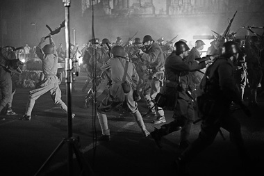 „Îmi este indiferent dacă în istorie vom intra ca barbari”, primul film românesc premiat cu Globul de Cristal la Karlovy Vary