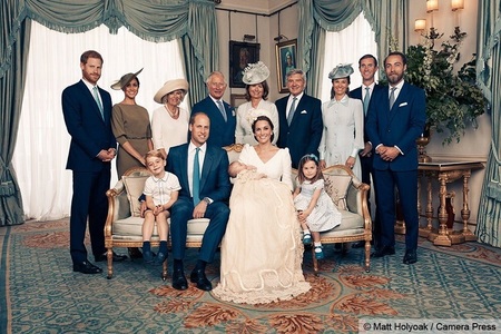 Ducii de Cambridge au făcut publice fotografii oficiale de la botezul prinţului Louis