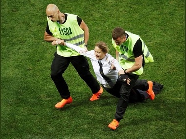 Activişti Pussy Riot au fost condamnaţi la 15 zile de închisoare după incidentul din finala Cupei Mondiale de la Moscova