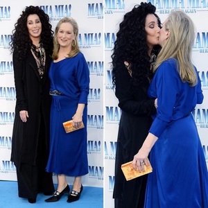 Meryl Streep şi Cher s-au sărutat pe covorul roşu, la premiera londoneză a filmului "Mamma Mia! Here We Go Again"