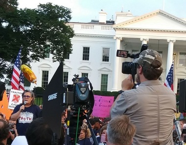 Staruri de pe Broadway au manifestat în faţa Casei Albe faţă de administraţia Trump