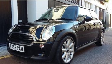 Un Mini Cooper care a aparţinut Madonnei este scos la vânzare, fiind estimat la 55.000 de lire sterline