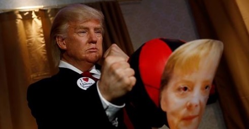 O reprezentare din ceară a lui Donald Trump boxând cu Angela Merkel, dezvăluită la Muzeul "Madame Tussauds" din Berlin