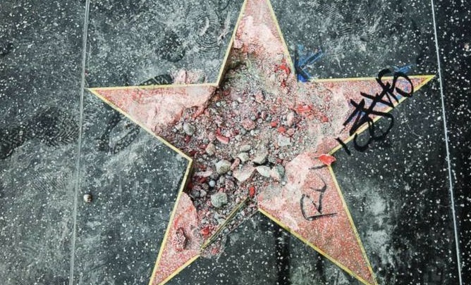 Americanul care a distrus cu un târnăcop steaua lui Donald Trump de pe Walk of Fame crede că actul său este justificat