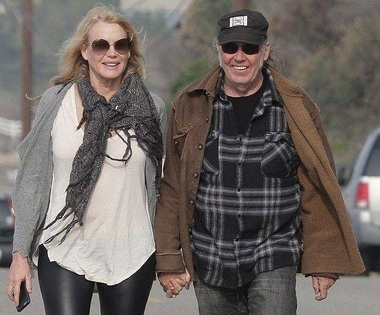 Cântăreţul Neil Young şi actriţa Daryl Hannah s-au căsătorit