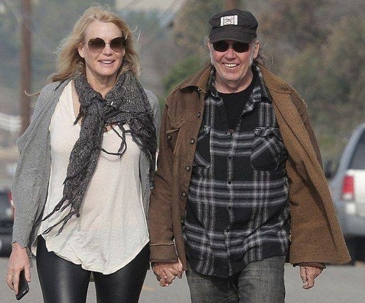 Cântăreţul Neil Young şi actriţa Daryl Hannah s-au căsătorit