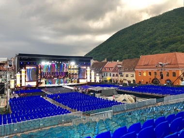 Cerbul de Aur - Scenă de 250 de tone, cu suprafaţa de 800 de metri pătraţi