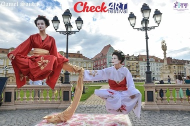 Statui vivante, mimi şi oameni pe picioroange, pe străzile din Timişoara, în cadrul Check Art Festival