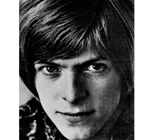 Prima înregistrare a lui David Bowie, realizată când artistul avea 16 ani, vândută la o licitaţie din Marea Britanie