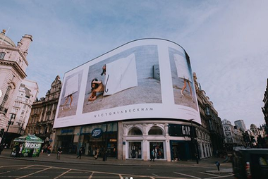 Victoria Beckham va debuta la Londra după zece ani de când a lansat marca VB la New York

