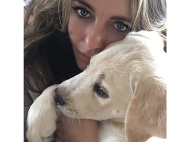 O firmă de curierat a companiei Amazon a plătit factura lui Liz Hurley la veterinar după ce un şofer i-a accidentat câinele