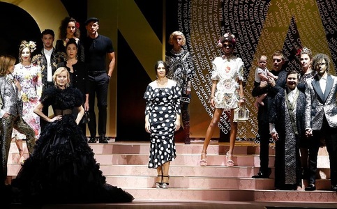 Moda la Milano: Monica Bellucci şi Carla Bruni-Sarkozy au prezentat pentru D&G, Armani a mizat pe creaţii în culori marine, Fila a revenit spectaculos - FOTO/VIDEO