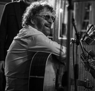 Cântăreţul britanic Chas Hodges, parte a duo-ului Chas & Dave, a murit la vârsta de 74 de ani