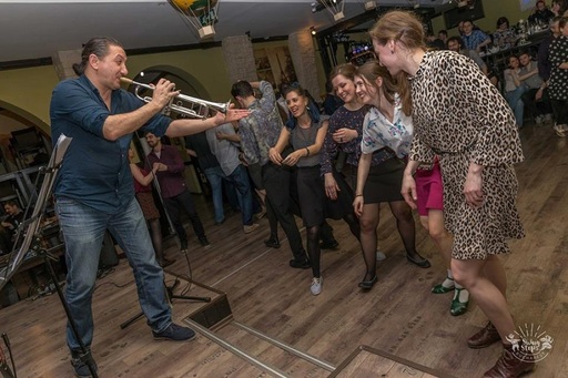LindyBug Festival - Peste 100 de dansatori, 9 profesori de top, petreceri şi 8 ore de cursuri intensive