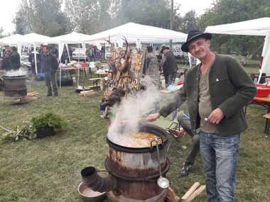 Măsuri de biosecuritate la cel mai mare festival al vânătorilor din România, din cauza pestei porcine africane. Mii de participanţi, trecuţi prin filtre pentru dezinfecţie - FOTO