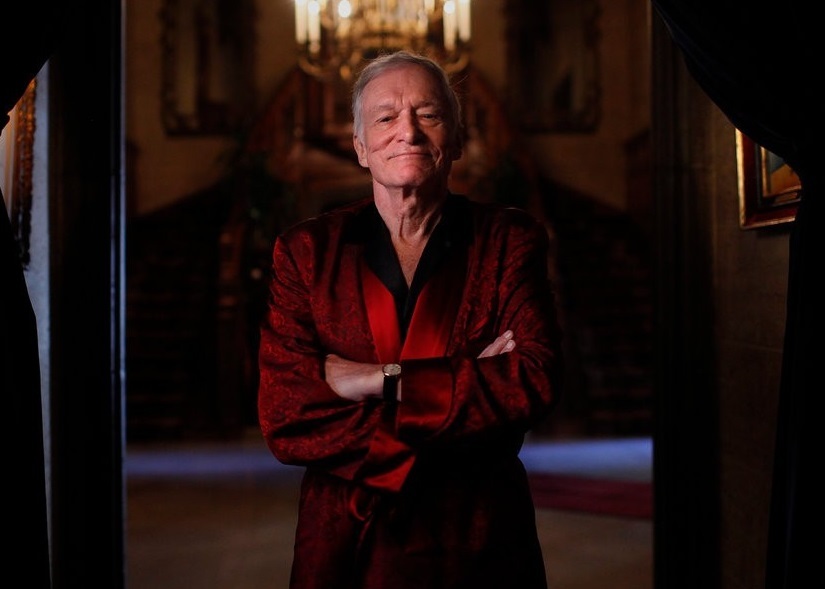 Emblematicele pijamale negre ale lui Hugh Hefner şi jacheta lui roşie, scoase la licitaţie de casa Julien’s Auctions. FOTO