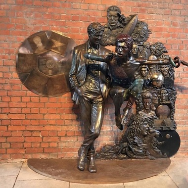 Un bărbat a fost arestat după ce a vandalizat statuia lui David Bowie pentru a doua oară în şase luni
