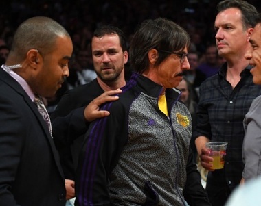 Anthony Kiedis, solistul trupei americane Red Hot Chili Peppers, a fost dat afară de la meciul echipei LA Lakers