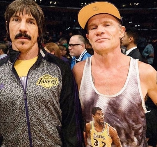 Anthony Kiedis şi Flea, la meciul LA Lakers - Houston Rockets (Foto: Twitter)