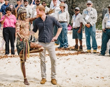 Australia: Prinţul Harry s-a întâlnit cu o comunitate de aborigeni pe insula Fraser