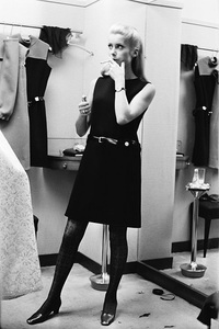 Actriţa Catherine Deneuve scoate la licitaţie garderoba Saint Laurent