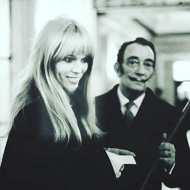 Cântăreaţa Amanda Lear a decis să lase moştenire averea sa pisicilor 