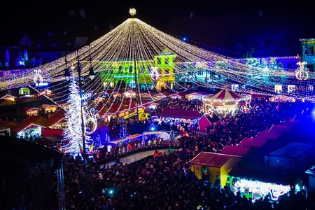 Târgul de Crăciun de la Sibiu s-a deschis; în acest an este amenajat şi un patinoar - VIDEO