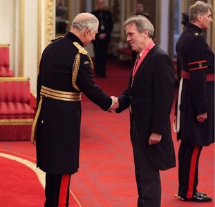 Actorul Hugh Laurie a fost înnobilat Comandor al Ordinului Britanic de către Prinţul de Wales
