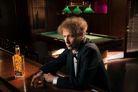 Bob Dylan şi-a făcut reclamă la noul brand de whiskey în show-ul lui Jimmy Fallon fără să spună vreun cuvânt - VIDEO