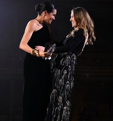 Clare Waight Keller, desemnată cel mai bun stilist britanic şi premiată de Meghan Markle