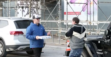 Kevin Spacey a oferit pizza paparazzilor purtând o şapcă pe care scrie „Retras din 2017”

