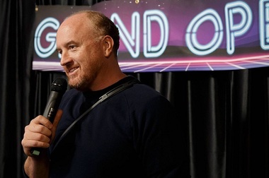 Comicul Louis C.K., căzut în dizgraţie anul trecut, a ironizat supravieţuitorii masacrelor din şcolile americane