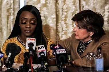 Una dintre presupusele victime ale lui R. Kelly a asigurat că a fost ameninţată de cântăreţul american - VIDEO