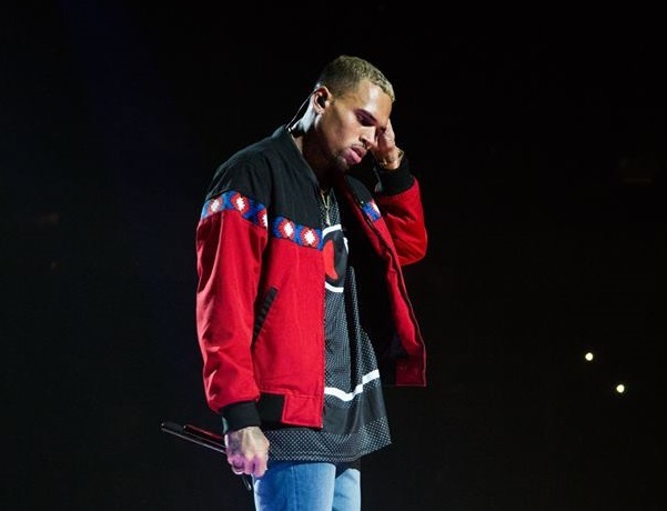 Cântăreţul american Chris Brown a fost arestat în Franţa sub suspiciunea de viol