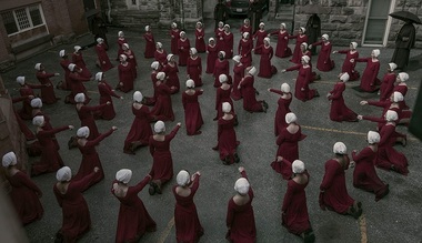Actorii Christopher Meloni şi Elizabeth Reaser, în al treilea sezon „The Handmaid’s Tale” 

