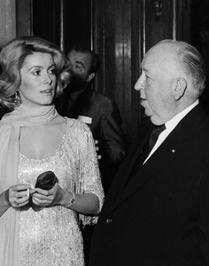 Garderoba actriţei Catherine Deneuve, creată de Yves Saint Laurent, a fost vândută la Christie's pentru 900.000 de euro