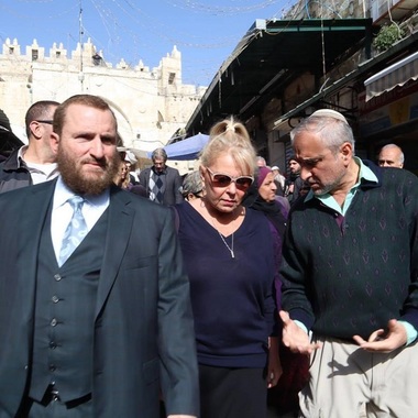 Actriţa de comedie Roseanne Barr, concediată anul trecut de ABC, face o vizită în Israel