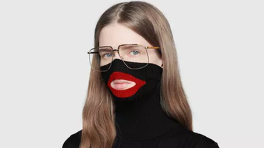 Gucci a retras de la vânzare un obiect vestimentar considerat rasist

