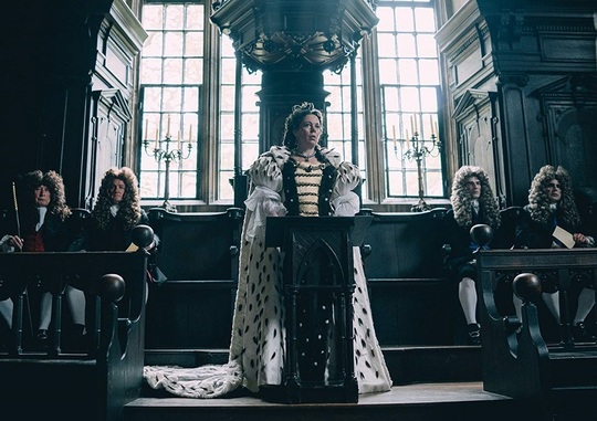 Olivia Colman, în „The Favourite”