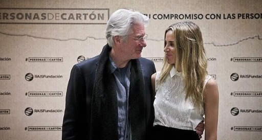 Actorul Richard Gere, în vârstă de 69 de ani, şi soţia sa, Alejandra, au un băieţel