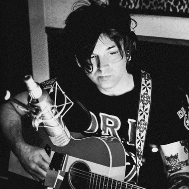 Cântăreţul american Ryan Adams este acuzat de hărţuire şi abuz emoţional de mai multe femei. Artistul neagă învinurile