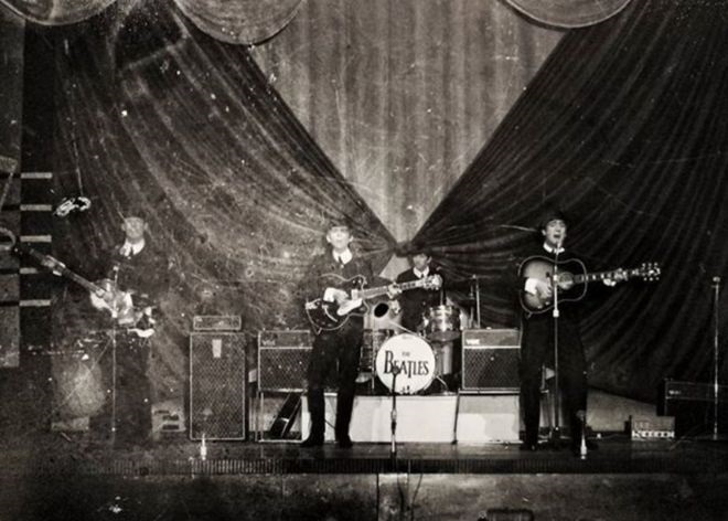 Imagini pentru The Beatles cÃ¢ntÃ¢nd Ã®n oraÅul Great Yarmouth