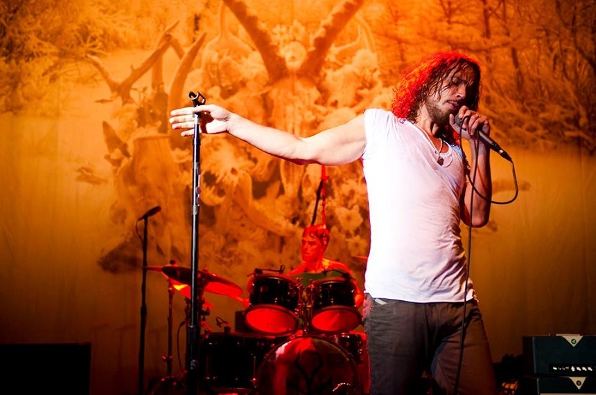 Un documentar despre liderul trupei Soundgarden care s-a sinucis în 2017, produs de Brad Pitt


