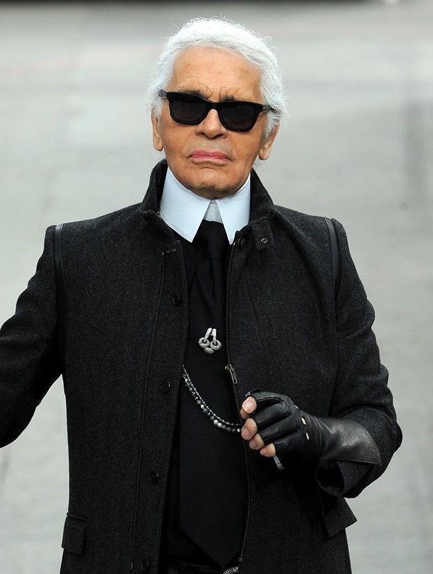 BIOGRAFIE - Superstarul modei, designerul Karl Lagerfeld, un simbol mondial