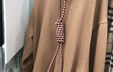 O nouă gafă în lumea modei - Burberry a lansat hanoracul cu ştreang. Compania recunoaşte că a greşit