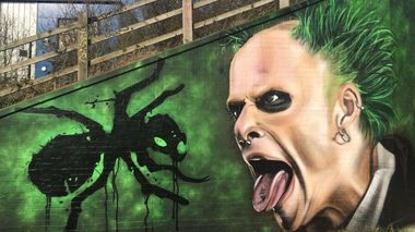 Un desen mural în semn de omagiu adus solistului The Prodigy, într-un oraş din Anglia

