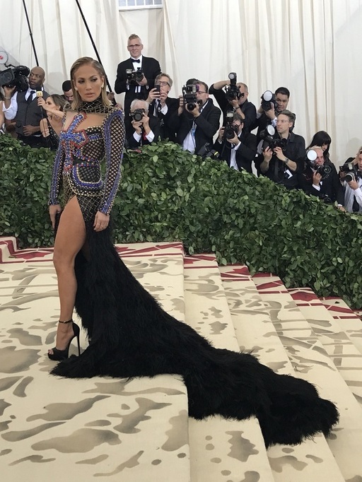 Jennifer Lopez, Bradley Cooper şi Ryan Reynolds, între gazdele Met Gala de anul acesta

