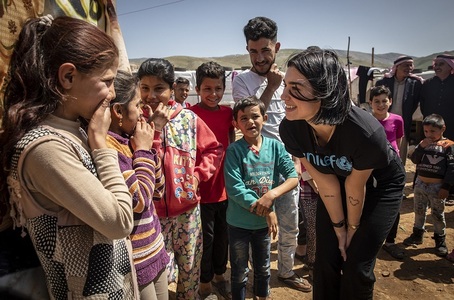 Cântăreaţa Dua Lipa a vizitat copiii şi tinerii refugiaţi în Liban