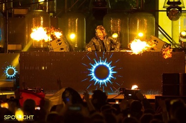 Bob Sinclar a deschis a cincea ediţie a Spotlight. Mii de oameni au parcurs traseul bucureştean luminat de instalaţii - FOTO/ VIDEO
